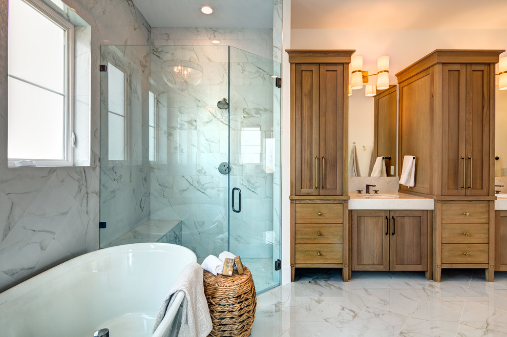 Идея дизайна: большая ванная комната в стиле модернизм с фасадами островного типа, светлыми деревянными фасадами, отдельно стоящей ванной, угловым душем, унитазом-моноблоком, разноцветной плиткой, мраморной плиткой, бежевыми стенами, мраморным полом, врезной раковиной, мраморной столешницей, разноцветным полом и разноцветной столешницей