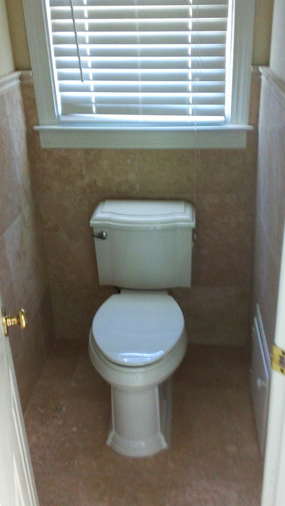 アトランタにある地中海スタイルのおしゃれなトイレ・洗面所の写真