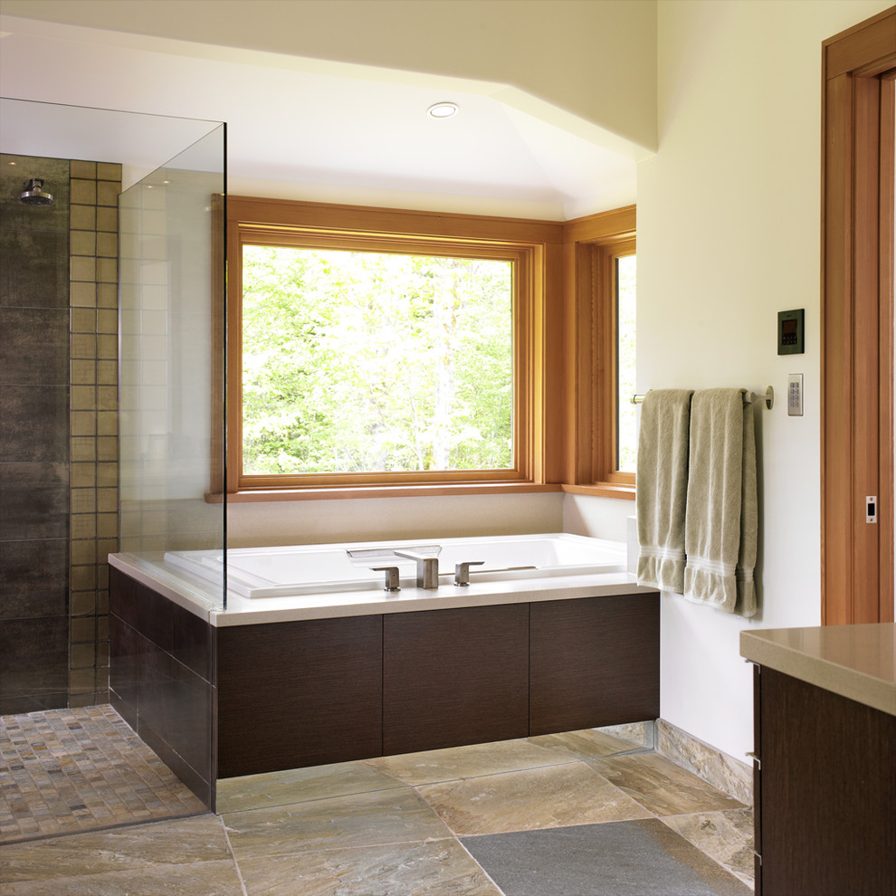 Imagen de cuarto de baño minimalista con ducha a ras de suelo
