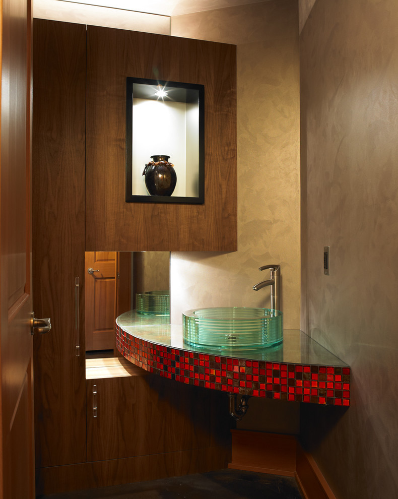 Modern inredning av ett badrum, med mosaik och ett fristående handfat