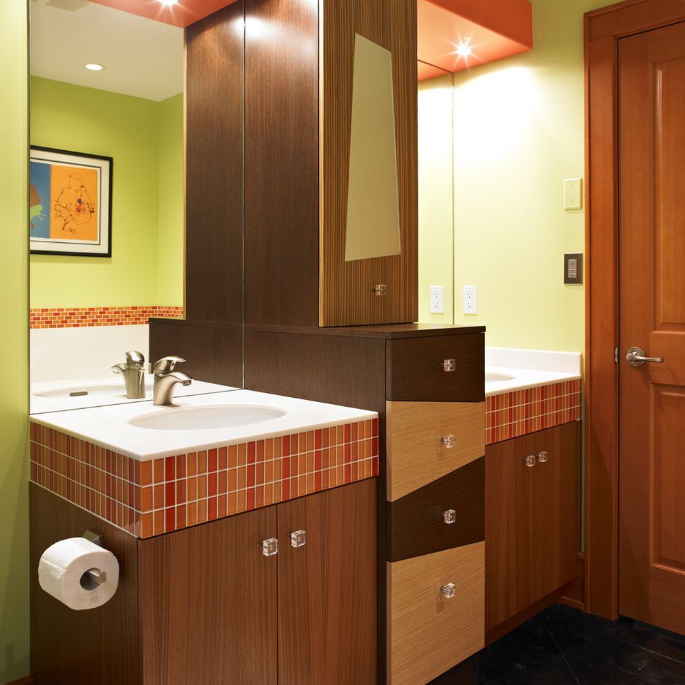 Bild på ett funkis badrum, med släta luckor, skåp i mellenmörkt trä och orange kakel