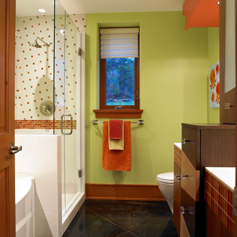 Стильный дизайн: ванная комната в стиле модернизм с красной плиткой и зелеными стенами - последний тренд