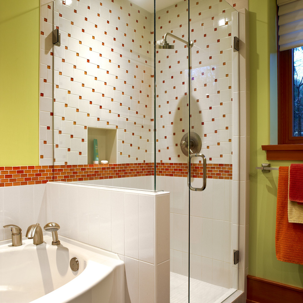 На фото: ванная комната в стиле модернизм с угловым душем, оранжевой плиткой, плиткой мозаикой и зелеными стенами с