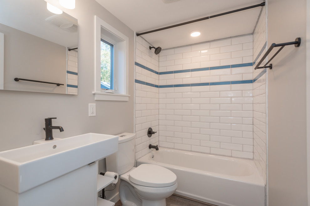 ポートランドにある低価格の小さなコンテンポラリースタイルのおしゃれな浴室の写真
