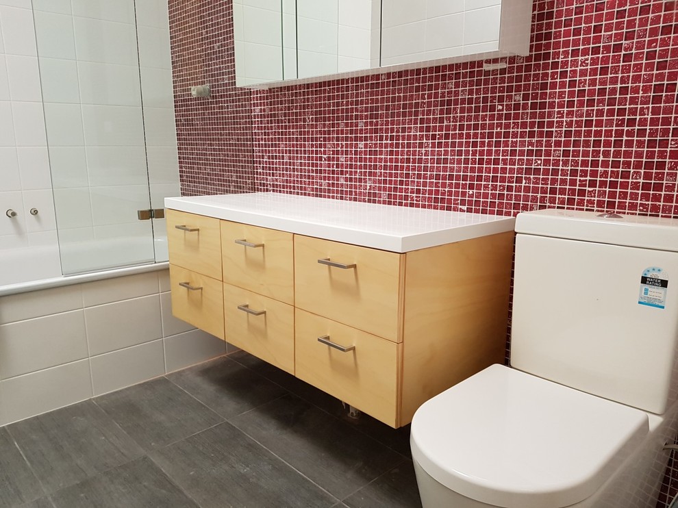 Ejemplo de cuarto de baño principal moderno pequeño con armarios tipo mueble