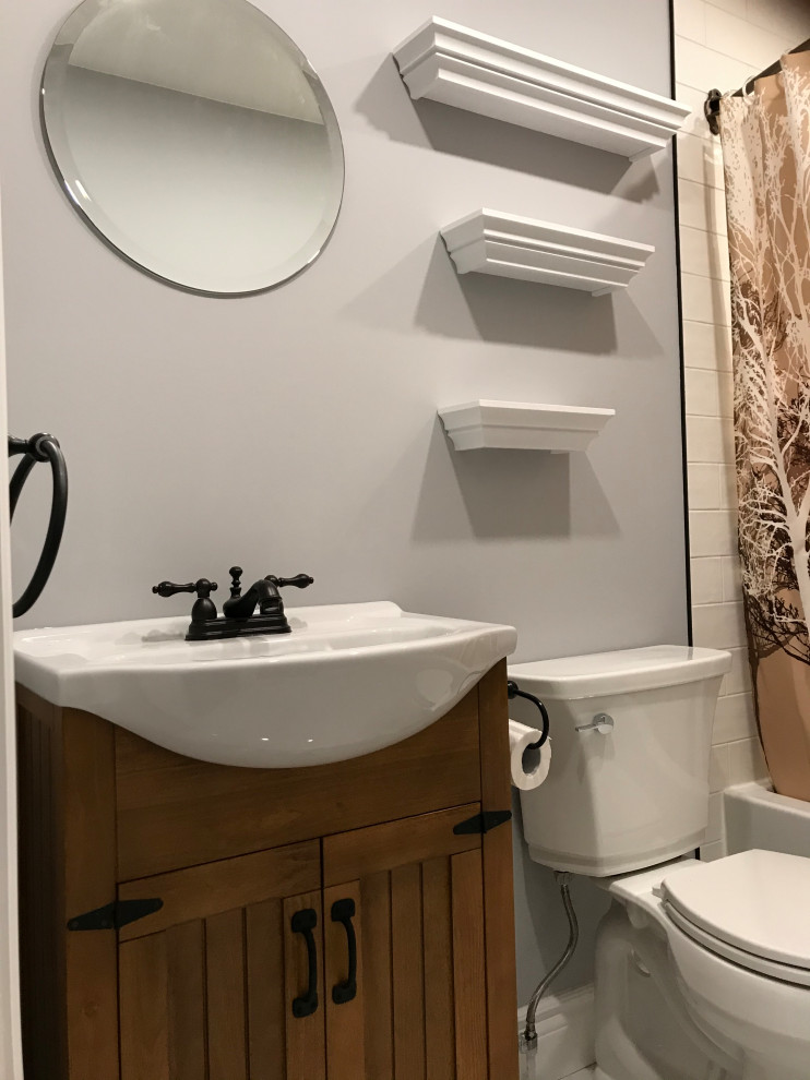 Exempel på ett litet rustikt badrum med dusch, med luckor med lamellpanel, bruna skåp, ett hörnbadkar, en dusch/badkar-kombination, en toalettstol med separat cisternkåpa, beige kakel, tunnelbanekakel, grå väggar, ett piedestal handfat och dusch med duschdraperi