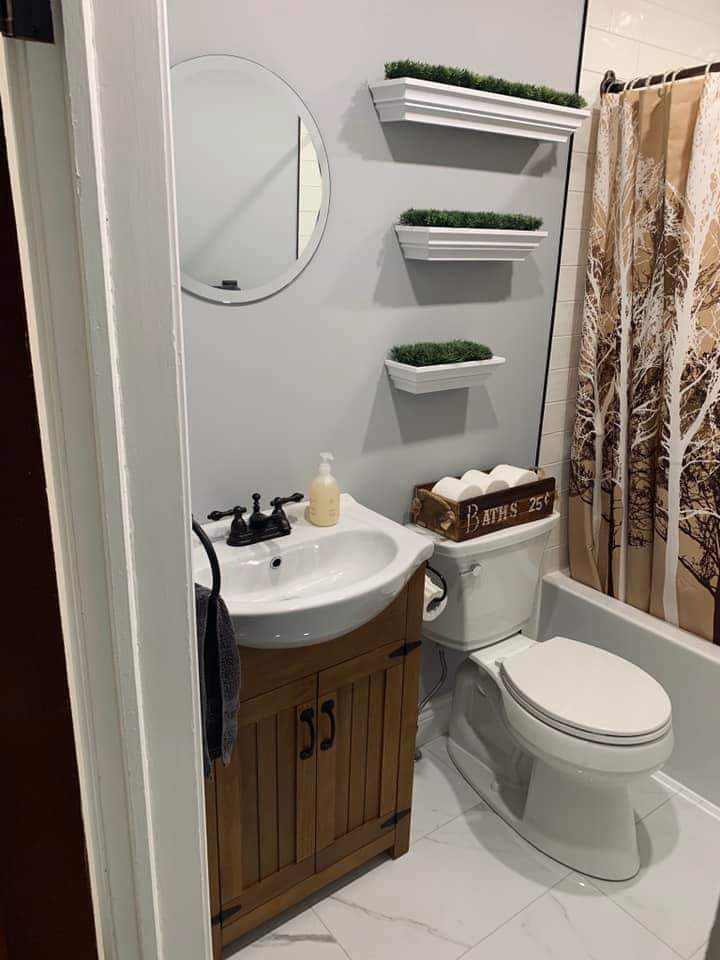 Идея дизайна: маленькая ванная комната в стиле рустика с фасадами с филенкой типа жалюзи, коричневыми фасадами, угловой ванной, душем над ванной, раздельным унитазом, бежевой плиткой, плиткой кабанчик, серыми стенами, душевой кабиной, раковиной с пьедесталом, шторкой для ванной, тумбой под одну раковину и напольной тумбой для на участке и в саду