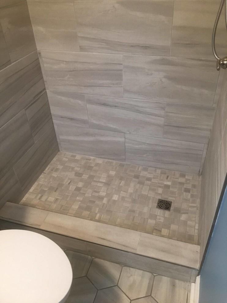 Cette image montre une petite salle de bain bohème avec un placard à porte shaker, des portes de placard blanches, WC séparés, un carrelage gris, des carreaux de porcelaine, un mur bleu, un sol en carrelage de porcelaine, un lavabo intégré, un plan de toilette en surface solide, un sol gris, une cabine de douche avec un rideau et un plan de toilette blanc.