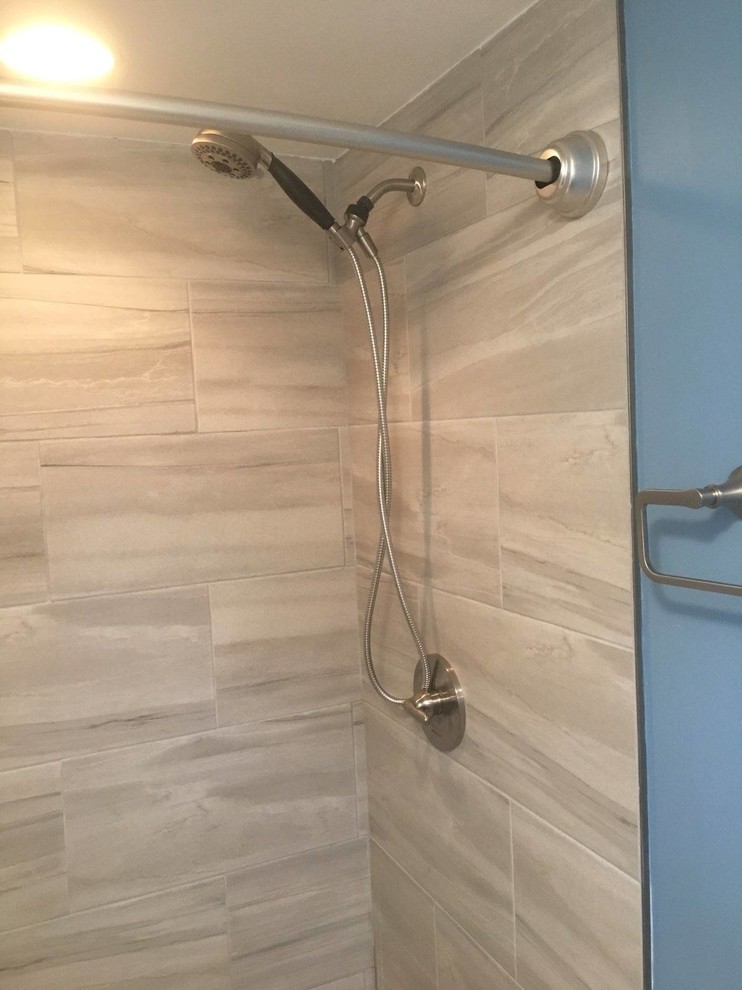Idéer för små eklektiska vitt badrum med dusch, med skåp i shakerstil, vita skåp, en dusch i en alkov, en toalettstol med separat cisternkåpa, grå kakel, porslinskakel, blå väggar, klinkergolv i porslin, ett integrerad handfat, bänkskiva i akrylsten, grått golv och dusch med duschdraperi