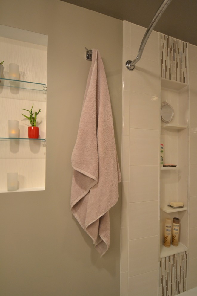 Diseño de cuarto de baño contemporáneo pequeño con lavabo sobreencimera, bañera empotrada, baldosas y/o azulejos beige y paredes beige