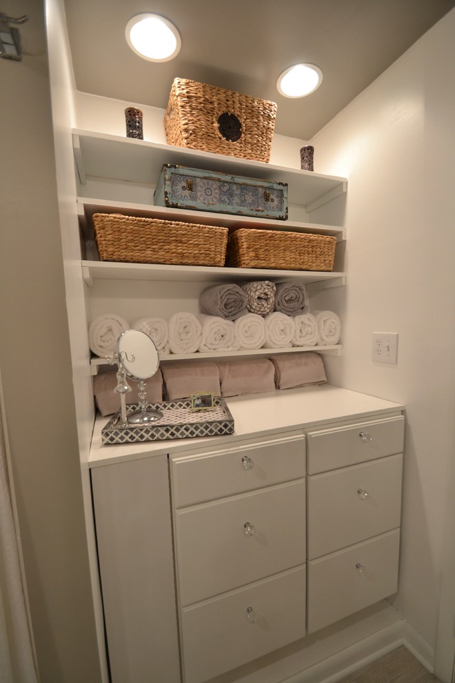 Kleines Modernes Badezimmer mit Aufsatzwaschbecken, beigen Fliesen und beiger Wandfarbe in Charlotte