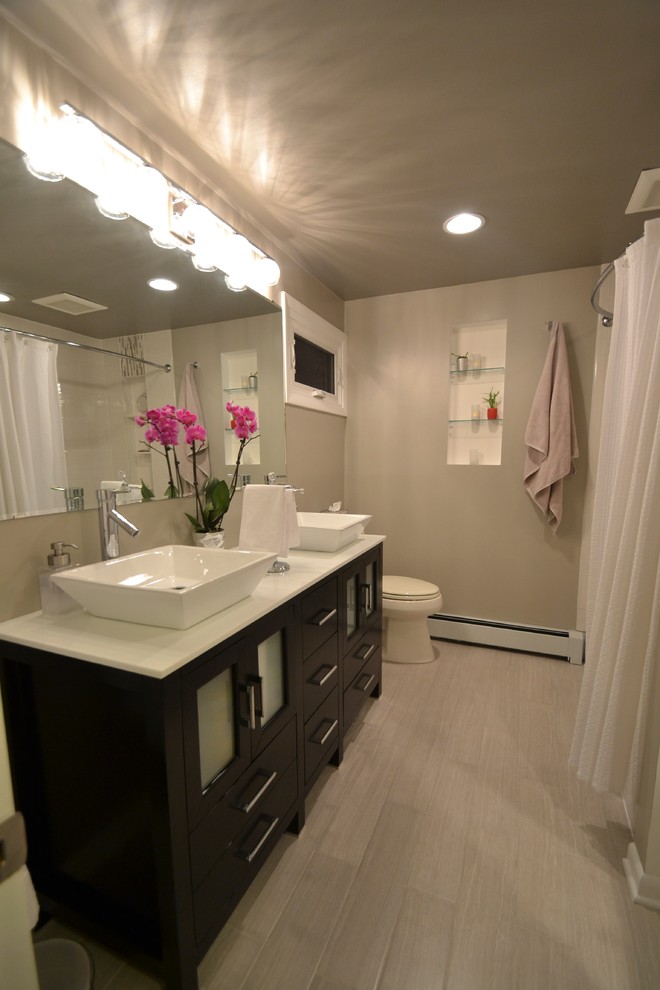 Foto de cuarto de baño actual pequeño con lavabo sobreencimera, baldosas y/o azulejos beige y paredes beige