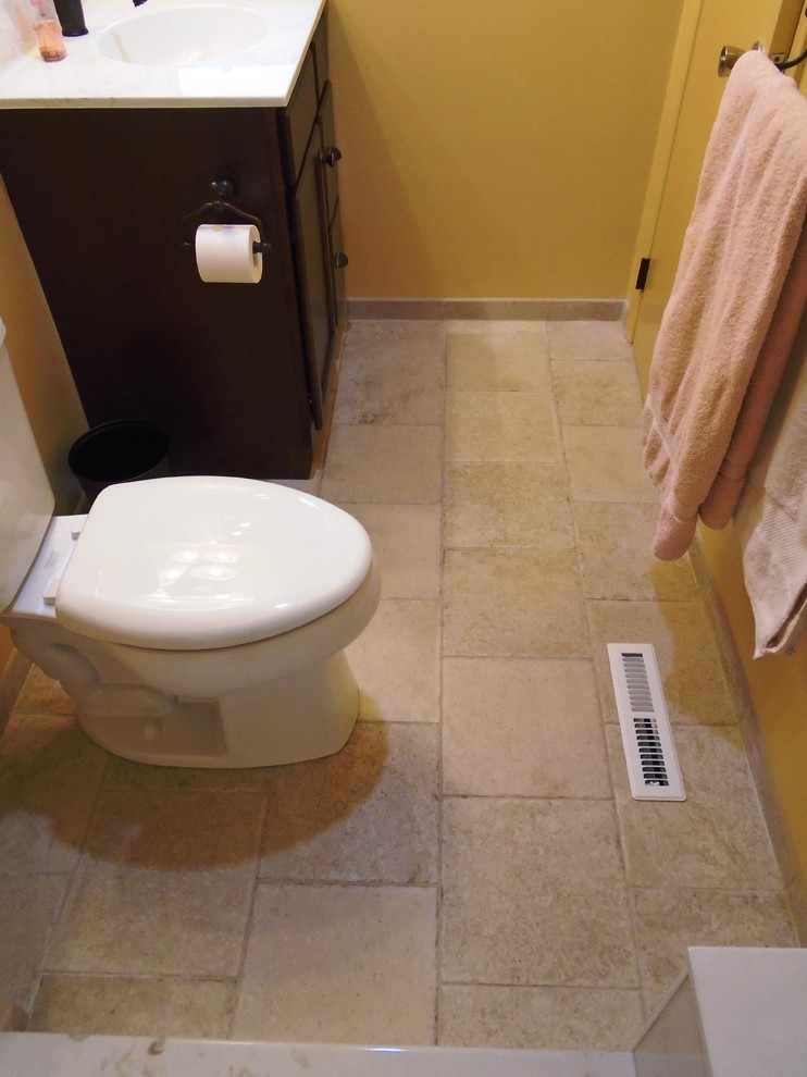 Пример оригинального дизайна: маленькая ванная комната в стиле неоклассика (современная классика) с накладной раковиной, фасадами с выступающей филенкой, темными деревянными фасадами, мраморной столешницей, отдельно стоящей ванной, угловым душем, раздельным унитазом, коричневой плиткой, керамогранитной плиткой и желтыми стенами для на участке и в саду