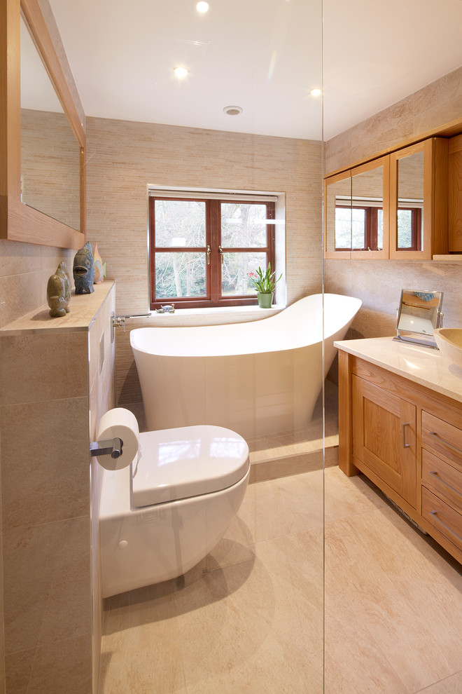 Foto de cuarto de baño pequeño con bañera exenta, ducha abierta y sanitario de pared