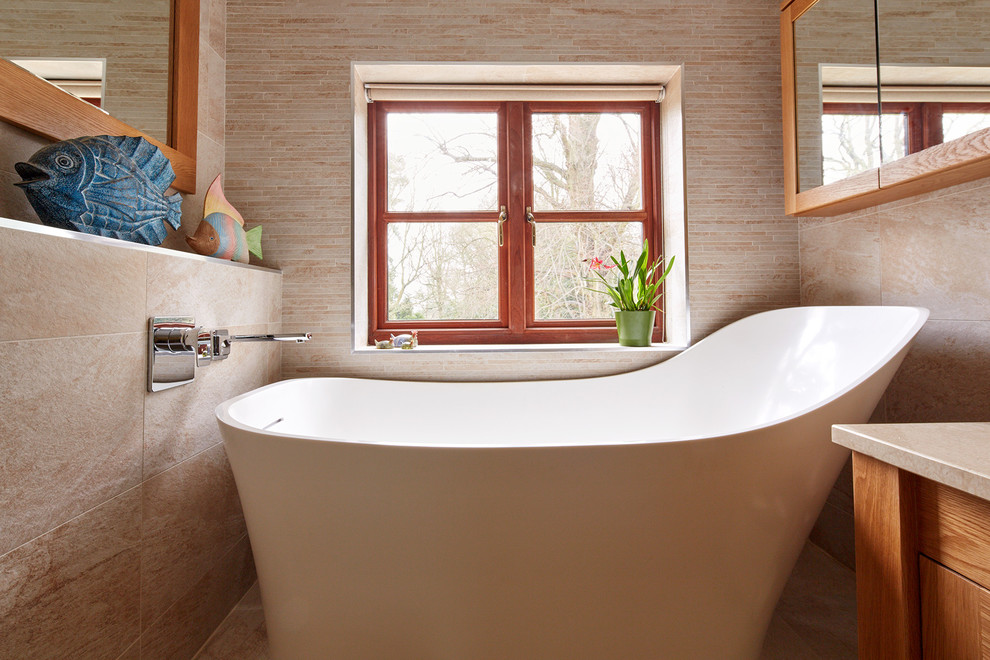 Foto di una piccola stanza da bagno con vasca freestanding, doccia aperta e WC sospeso