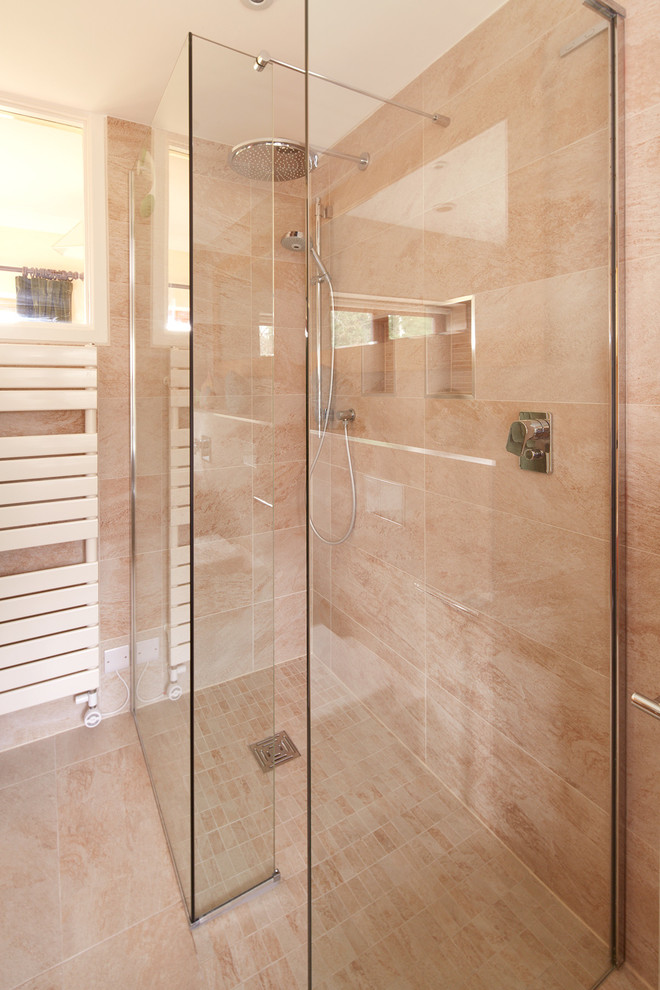 Imagen de cuarto de baño pequeño con bañera exenta, ducha abierta y sanitario de pared