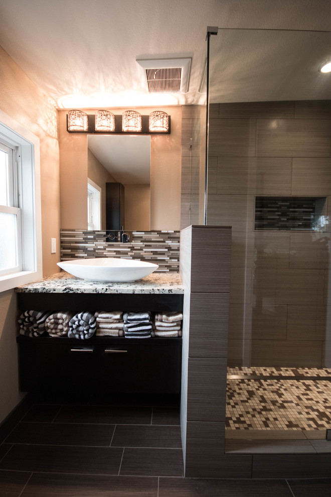 Cette image montre une petite salle de bain principale design avec un placard à porte plane, des portes de placard marrons, une douche double, WC à poser, un carrelage gris, des carreaux de céramique, un mur blanc, un sol en carrelage de porcelaine, une vasque et un plan de toilette en quartz modifié.