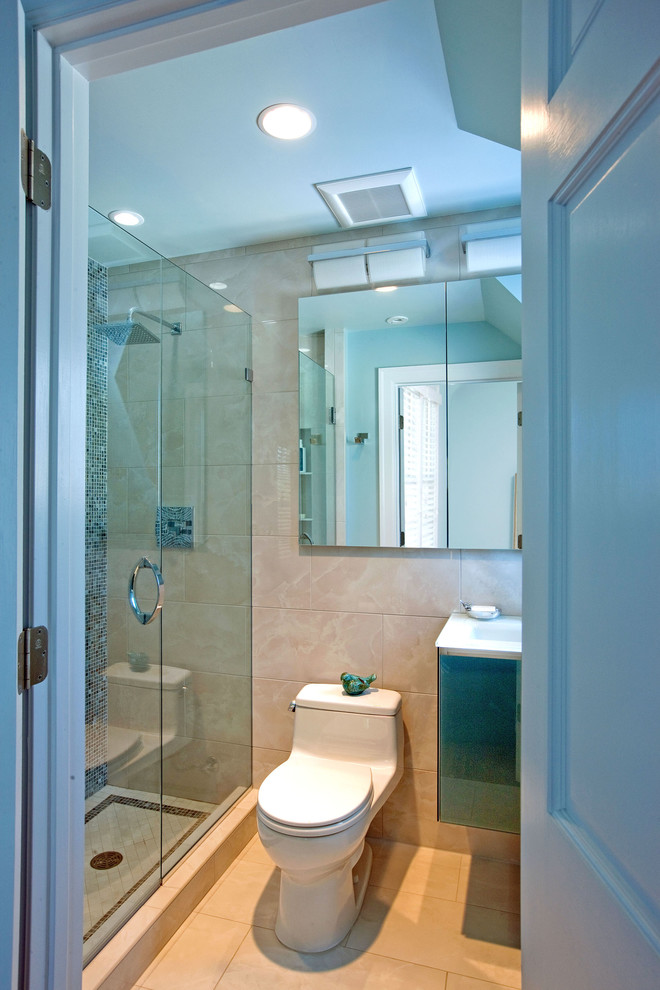 На фото: маленькая ванная комната в современном стиле с плоскими фасадами, синими фасадами, открытым душем, унитазом-моноблоком, бежевой плиткой, керамогранитной плиткой, синими стенами, полом из керамогранита, душевой кабиной, монолитной раковиной и стеклянной столешницей для на участке и в саду с