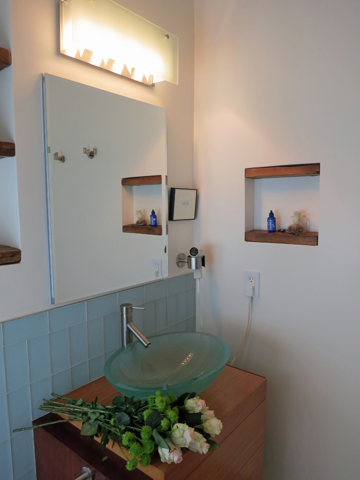 Réalisation d'une petite salle d'eau design en bois brun avec une vasque, un plan de toilette en bois, une douche à l'italienne, WC suspendus, un carrelage bleu, un carrelage en pâte de verre, un mur blanc et un sol en carrelage de céramique.