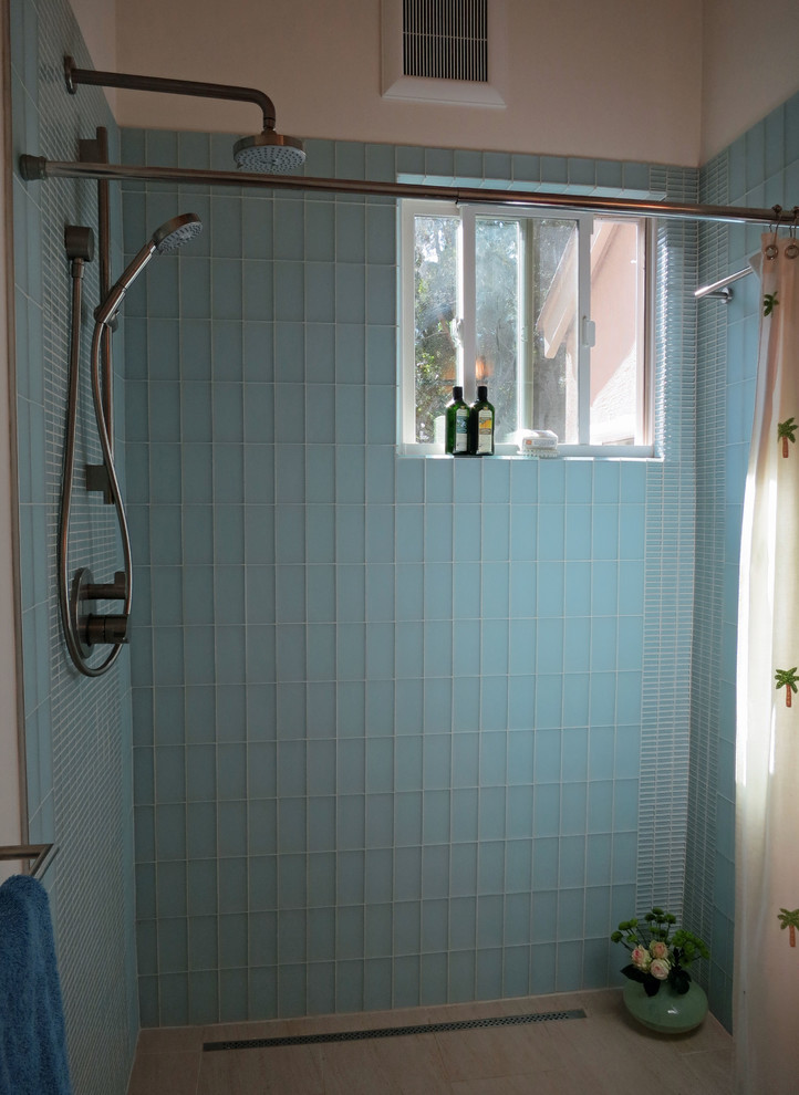 Immagine di una piccola stanza da bagno padronale contemporanea con lavabo a bacinella, ante in legno scuro, top in legno, doccia a filo pavimento, WC sospeso, piastrelle blu, piastrelle di vetro, pareti bianche e pavimento con piastrelle in ceramica
