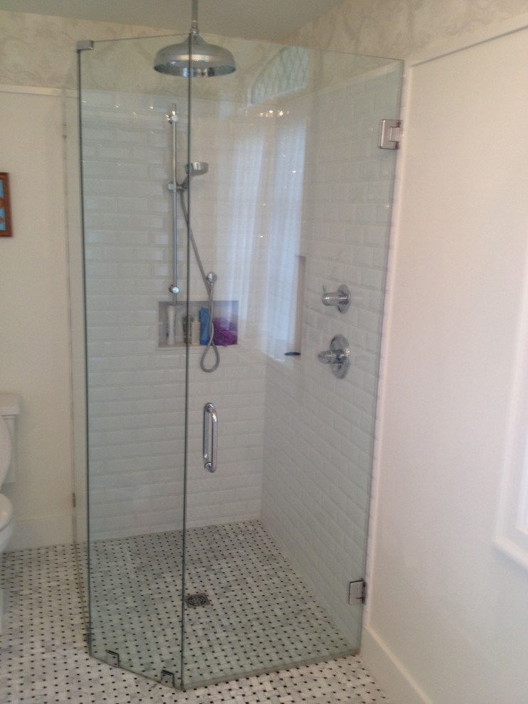 Cette photo montre une petite salle d'eau craftsman avec une baignoire sur pieds, une douche à l'italienne, WC séparés, un carrelage blanc, un carrelage métro, un mur blanc et un sol en marbre.