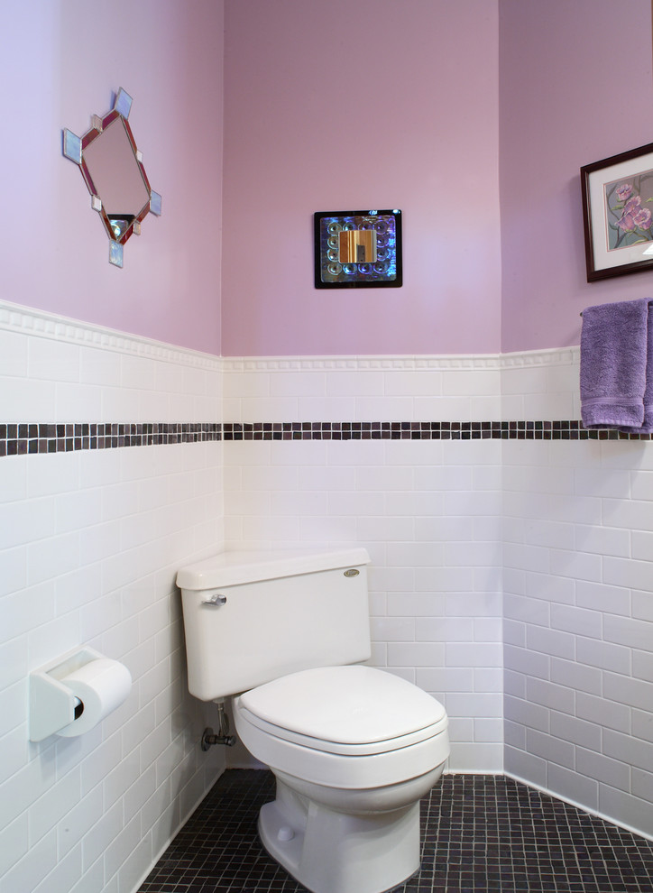 Ispirazione per una piccola stanza da bagno eclettica con WC a due pezzi, piastrelle bianche, piastrelle di cemento, pareti viola e pavimento con piastrelle in ceramica