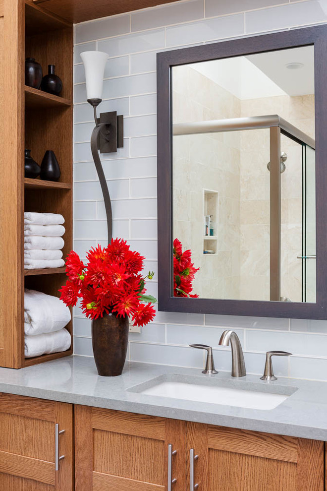 Пример оригинального дизайна: ванная комната в современном стиле с фасадами в стиле шейкер, фасадами цвета дерева среднего тона, накладной ванной, душем над ванной, серой плиткой и накладной раковиной