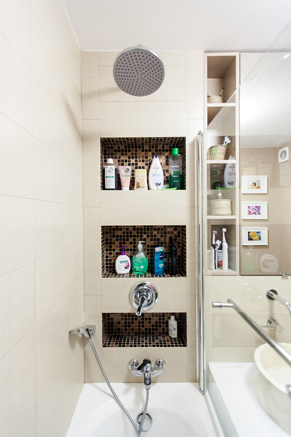 Modelo de cuarto de baño principal contemporáneo pequeño con lavabo sobreencimera, baldosas y/o azulejos beige, baldosas y/o azulejos de cerámica y paredes beige