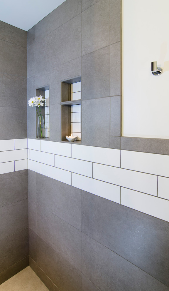 Inredning av ett modernt litet badrum med dusch, med öppna hyllor, vita skåp, en öppen dusch, keramikplattor, vita väggar, klinkergolv i keramik, ett väggmonterat handfat, grått golv, med dusch som är öppen, grå kakel och bänkskiva i kvarts
