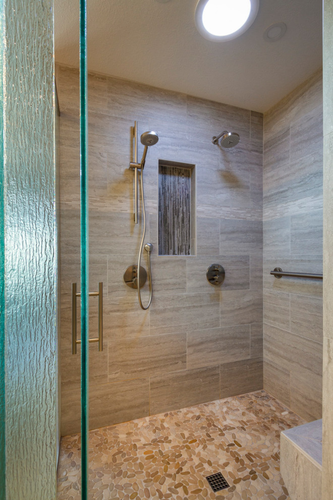 Идея дизайна: маленькая главная ванная комната в стиле неоклассика (современная классика) с плоскими фасадами, белыми фасадами, угловым душем, полом из керамогранита, настольной раковиной, столешницей из плитки, сиденьем для душа, тумбой под две раковины, встроенной тумбой, керамогранитной плиткой и душем с распашными дверями для на участке и в саду