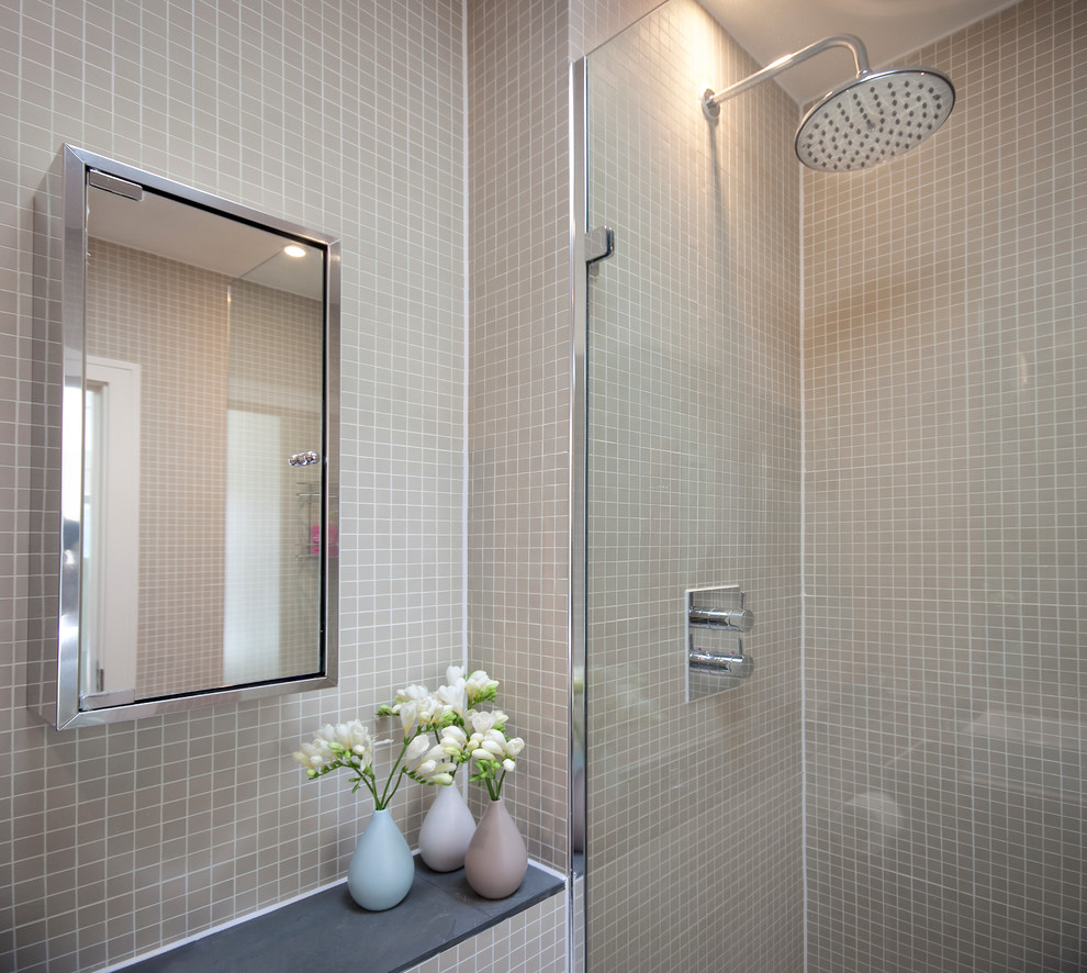 Idéer för små funkis badrum med dusch, med en öppen dusch, beige kakel, mosaik, skiffergolv, grått golv och med dusch som är öppen
