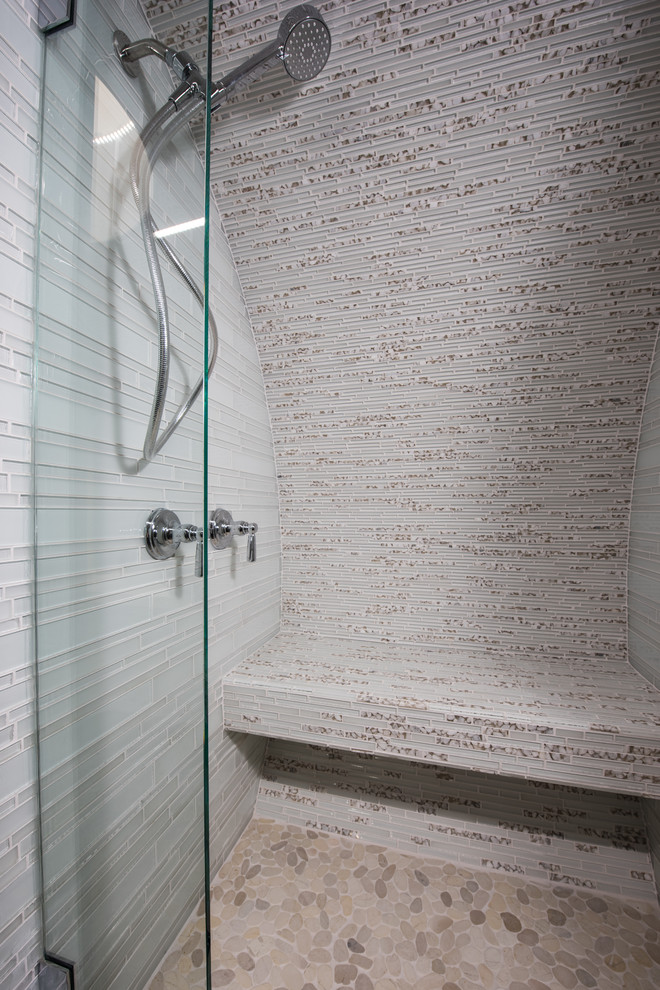 Foto på ett litet funkis en-suite badrum, med en dusch i en alkov, vit kakel, stickkakel, klinkergolv i småsten, ett fristående handfat, luckor med infälld panel, skåp i mörkt trä, laminatbänkskiva och vita väggar
