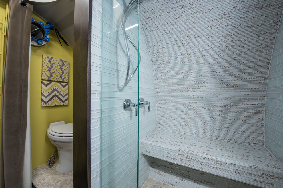 Пример оригинального дизайна: маленькая главная ванная комната в стиле модернизм с настольной раковиной, плоскими фасадами, темными деревянными фасадами, столешницей из ламината, унитазом-моноблоком, белой плиткой, стеклянной плиткой и желтыми стенами для на участке и в саду