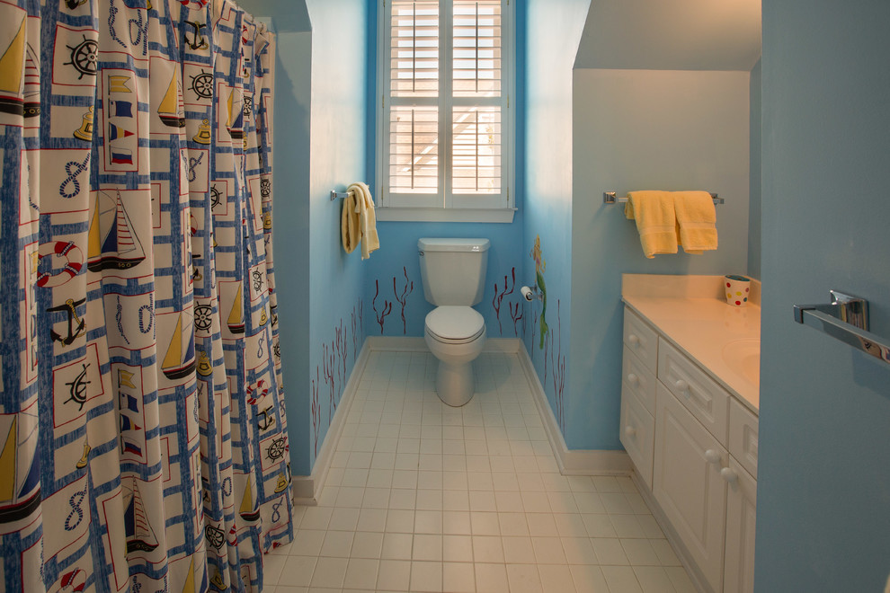 Idéer för att renovera ett mellanstort vintage vit vitt badrum, med luckor med upphöjd panel, vita skåp, ett platsbyggt badkar, en toalettstol med hel cisternkåpa, blå väggar, klinkergolv i porslin, ett integrerad handfat, bänkskiva i onyx och beiget golv