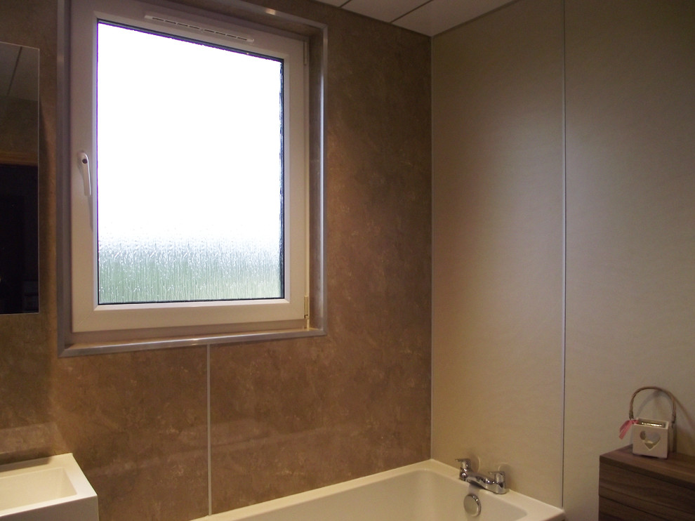 Réalisation d'une salle de bain design de taille moyenne.