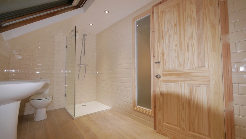 Modern inredning av ett mellanstort en-suite badrum, med en öppen dusch, en toalettstol med separat cisternkåpa, beige kakel, keramikplattor, beige väggar, klinkergolv i porslin och ett piedestal handfat