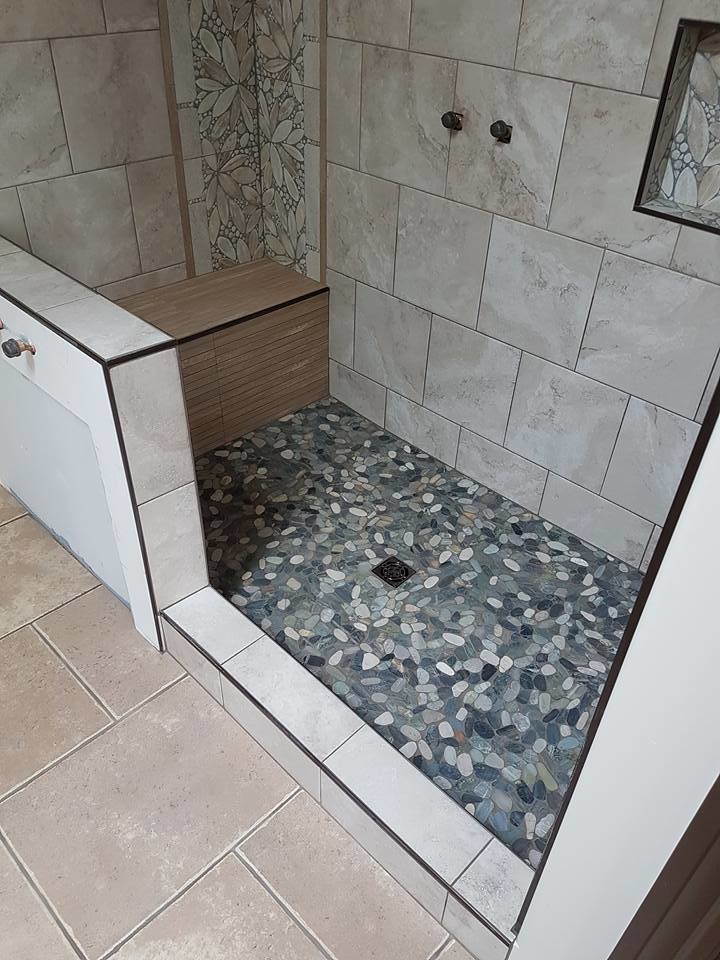 На фото: ванная комната в стиле неоклассика (современная классика) с душем в нише, бежевой плиткой, черной плиткой, черно-белой плиткой, синей плиткой, коричневой плиткой, серой плиткой, керамической плиткой, бежевыми стенами и полом из керамогранита с
