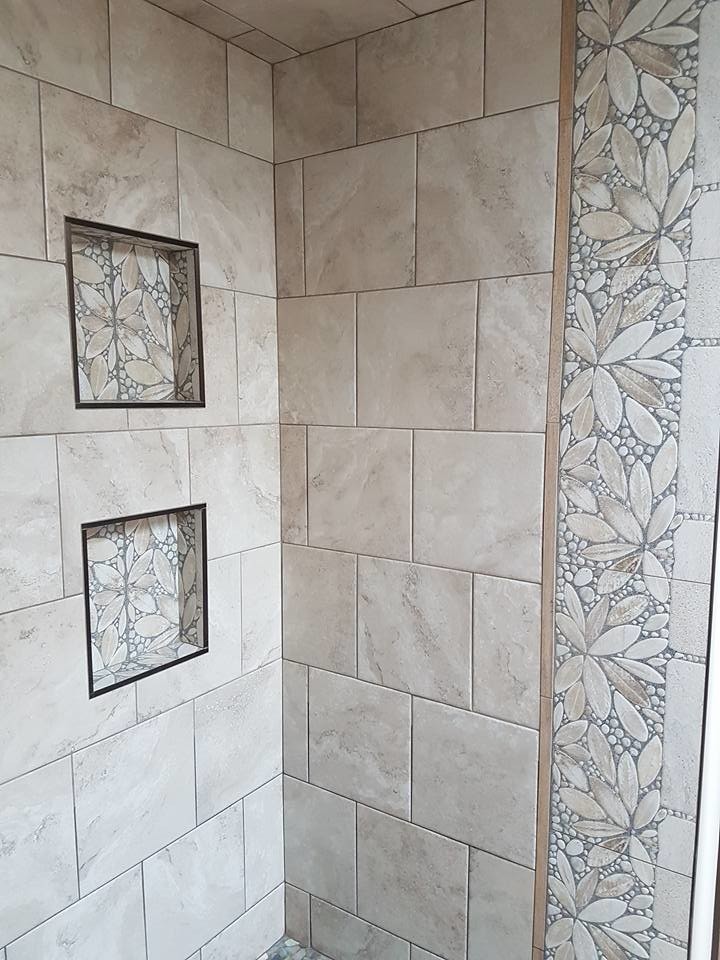 Klassisk inredning av ett badrum, med en dusch i en alkov, beige kakel, svart kakel, svart och vit kakel, blå kakel, brun kakel, grå kakel, keramikplattor, beige väggar och klinkergolv i porslin