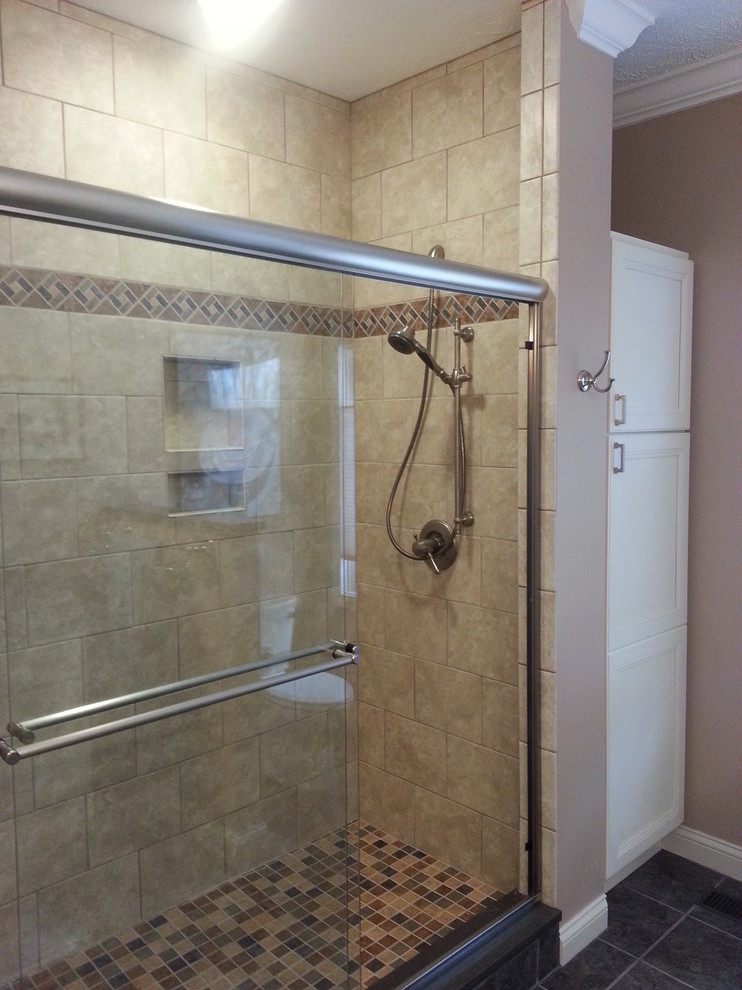 Ispirazione per una stanza da bagno tradizionale con doccia doppia