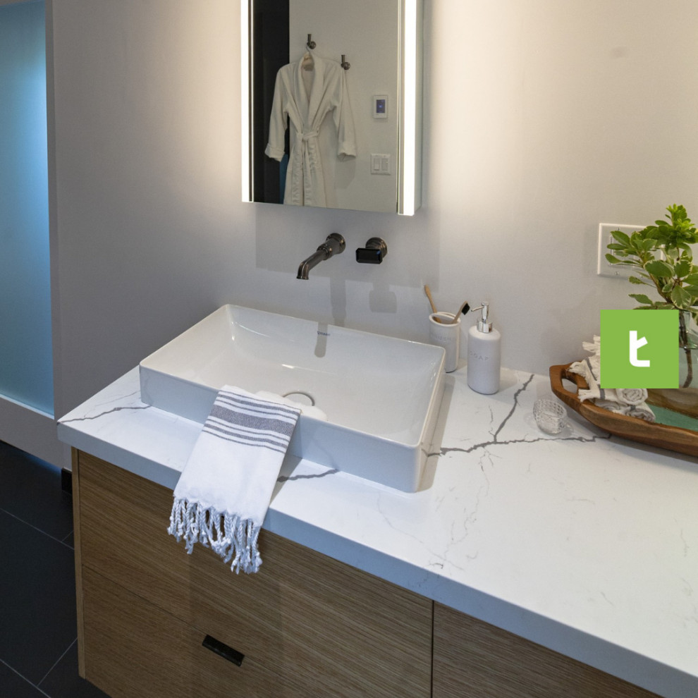 Immagine di una grande stanza da bagno minimalista con ante bianche