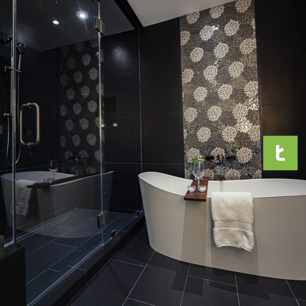 Стильный дизайн: большая ванная комната в стиле модернизм с белыми фасадами - последний тренд