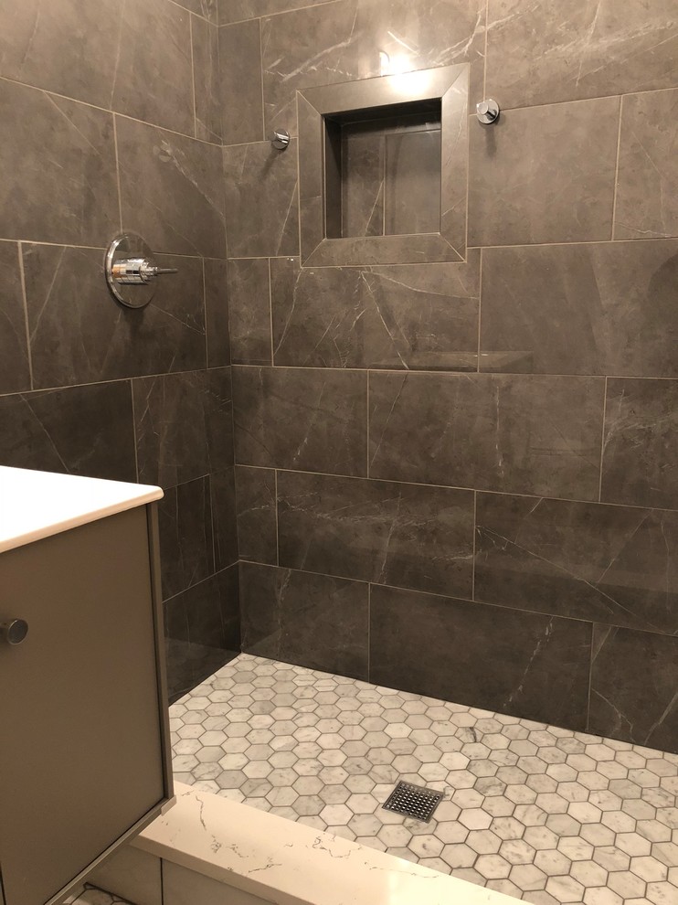 Inspiration för ett mellanstort vintage badrum med dusch, med släta luckor, grå skåp, en dusch i en alkov, en toalettstol med separat cisternkåpa, grå kakel, skifferkakel, grå väggar, marmorgolv, ett integrerad handfat, bänkskiva i akrylsten och grått golv