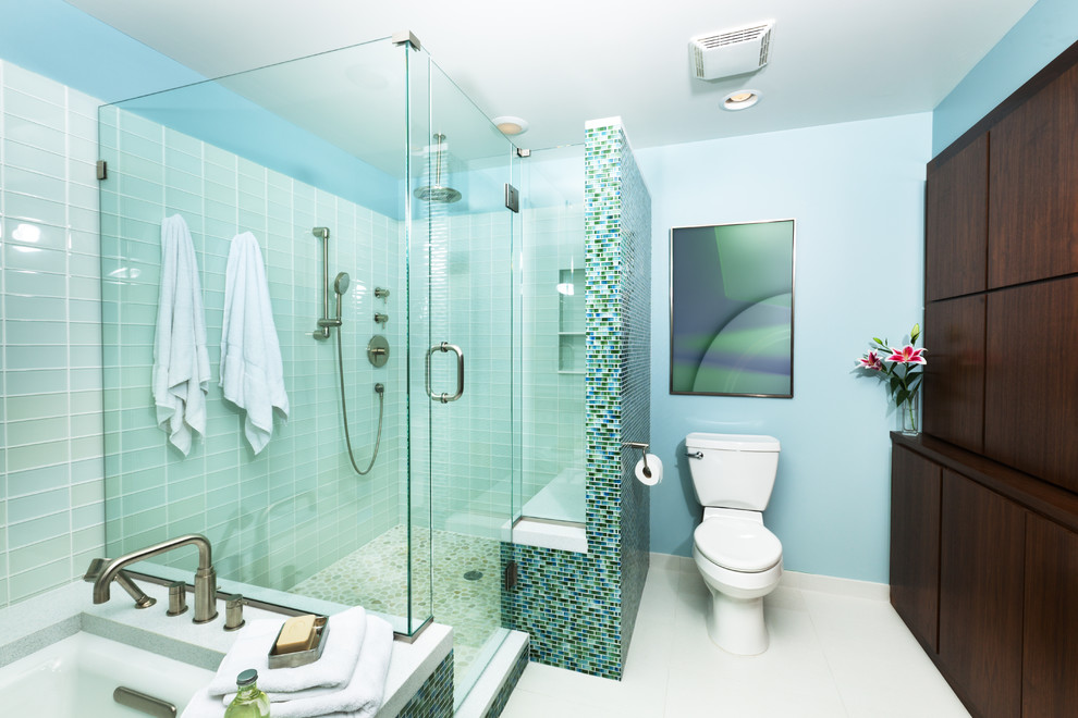 ロサンゼルスにあるコンテンポラリースタイルのおしゃれな浴室 (フラットパネル扉のキャビネット、茶色いキャビネット、洗い場付きシャワー、一体型トイレ	、青いタイル、ガラス板タイル、青い壁、コンソール型シンク、クオーツストーンの洗面台、白い床、開き戸のシャワー) の写真