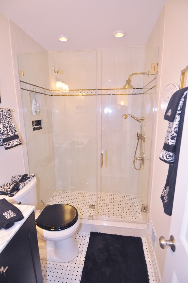 Esempio di una stanza da bagno padronale minimalista di medie dimensioni con lavabo sottopiano, ante nere e top in marmo