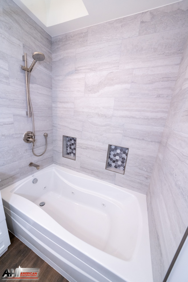 Пример оригинального дизайна: ванная комната среднего размера в стиле модернизм с плоскими фасадами, белыми фасадами, гидромассажной ванной, душем над ванной, унитазом-моноблоком, серой плиткой, керамогранитной плиткой, серыми стенами, полом из цементной плитки, душевой кабиной, врезной раковиной, столешницей из кварцита, коричневым полом, шторкой для ванной, серой столешницей, нишей, тумбой под одну раковину, встроенной тумбой и многоуровневым потолком