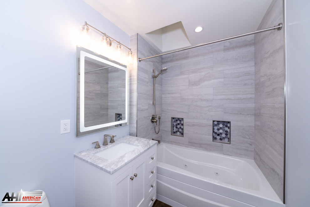 Источник вдохновения для домашнего уюта: ванная комната среднего размера в стиле модернизм с плоскими фасадами, белыми фасадами, гидромассажной ванной, душем над ванной, унитазом-моноблоком, серой плиткой, керамогранитной плиткой, серыми стенами, полом из цементной плитки, душевой кабиной, врезной раковиной, столешницей из кварцита, коричневым полом, шторкой для ванной, серой столешницей, нишей, тумбой под одну раковину, встроенной тумбой и многоуровневым потолком