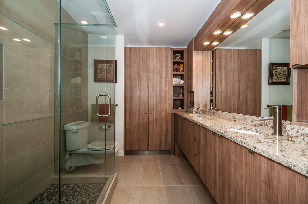 Modelo de cuarto de baño contemporáneo con lavabo bajoencimera, armarios con paneles lisos, puertas de armario de madera oscura, encimera de acrílico y ducha esquinera