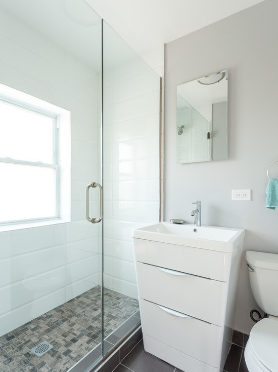 Пример оригинального дизайна: маленькая ванная комната в стиле модернизм с фасадами с филенкой типа жалюзи, белыми фасадами, душевой комнатой, унитазом-моноблоком, белой плиткой, плиткой кабанчик, серыми стенами, полом из керамической плитки, душевой кабиной, врезной раковиной и столешницей из известняка для на участке и в саду