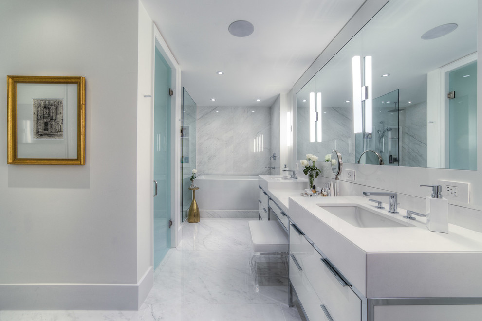 Großes Modernes Badezimmer En Suite mit flächenbündigen Schrankfronten, weißen Schränken, Eckdusche, Porzellanfliesen, weißer Wandfarbe, Porzellan-Bodenfliesen, Quarzwerkstein-Waschtisch und offener Dusche in Toronto