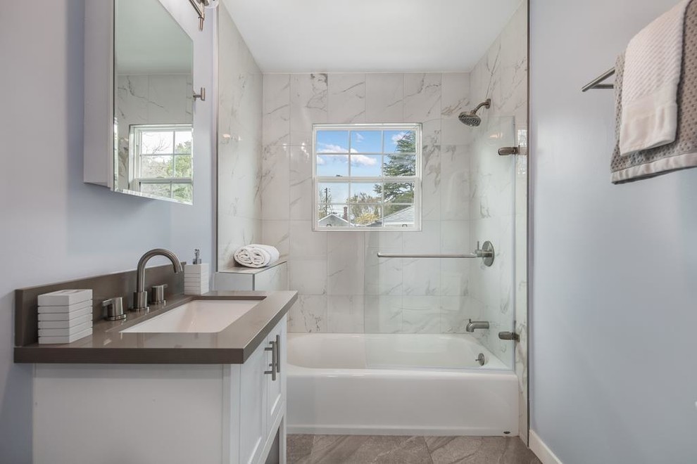 Inspiration för mellanstora klassiska brunt badrum med dusch, med skåp i shakerstil, vita skåp, ett badkar i en alkov, en dusch/badkar-kombination, grå kakel, marmorkakel, grå väggar, ett undermonterad handfat, bänkskiva i kvarts och dusch med skjutdörr